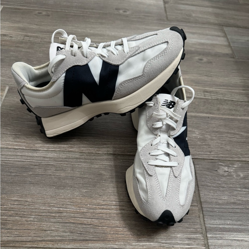 New Balance Women's 327 V1 Sneaker